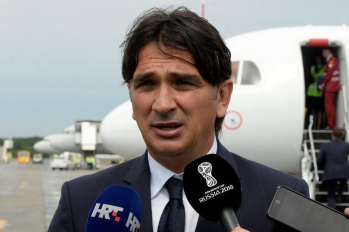 Pelatih Kroasia, Zlatko Dalic, menjawab pertanyaan jurnalis saat tiba di Saint Petersburg's Pulkovo Airport, Saint Petersburg, Rusia pada 11 Juni 2018.