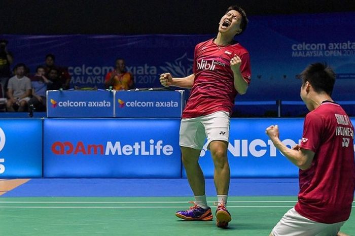 Pasangan ganda putra Indonesia, Marcus Fernaldi Gideon/Kevin Sanjaya Sukamuljo, melakukan selebrasi setelah memenangi pertandingan melawan Fu Haifeng/Zheng Siwei (China) babak final Malaysia Terbuka di Stadium Perpaduan, Kuching, Minggu (9/4/2017). Marcus/Kevin menang 21-14, 14-21, 21-12.