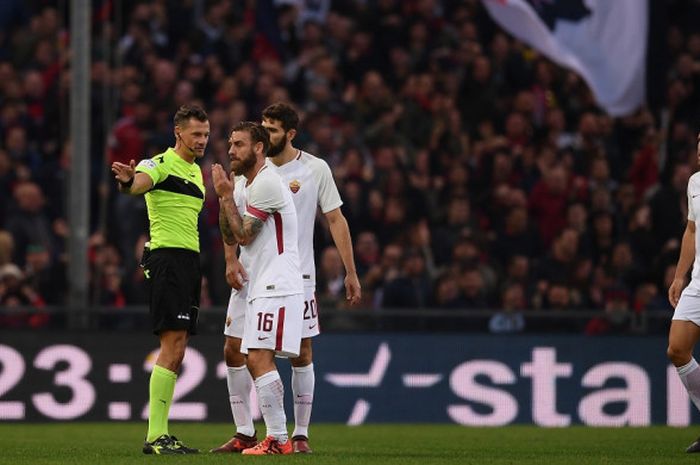 Wasit Giacomelli memberikan kartu merah kepada gelandang AS Roma, Daniele De Rossi, dalam laga Liga Italia kontra Genoa di Stadion Luigi Ferraris, Genoa, pada 26 November 2017.