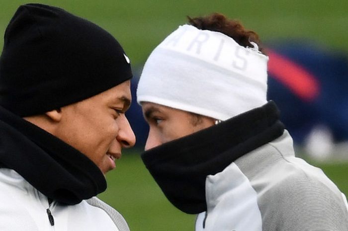  Pemain Paris Saint-Germain, Kylian Mbappe (kiri) dan Neymar, berbicara dalam sesi latihan di Saint-Germain-en-Laye, Paris, Prancis, pada 4 Desember 2017. 