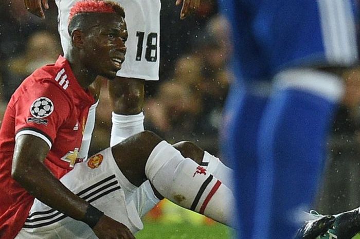 Gelandang Manchester United, Paul Pogba, bereaksi dalam partai Liga Champions melawan FC Basel di Old Trafford, Manchester, 12 September 2017.