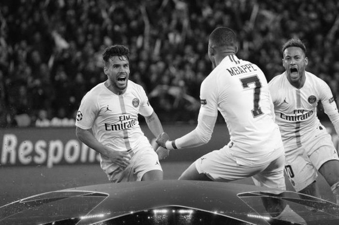 Bek Paris Saint-Germain, Juan Bernat (tengah), merayakan golnya bersama Kylian Mbappe dan Neymar dalam laga Grup C Liga Champions melawan Liverpool FC di Stadion Parc des Princes, Paris, Prancis pada 28 November 2018.