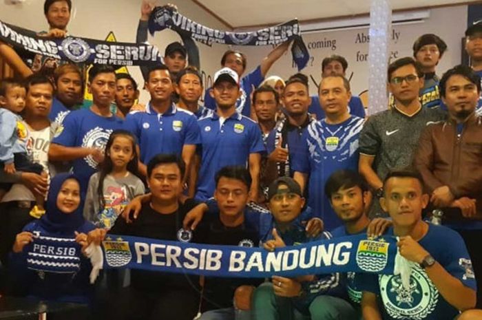 Viking Serui siap melakukan aksi bersih-bersih Stadion Marora, Kepulauan Yapen, Serui, Kamis (12/7/2018)