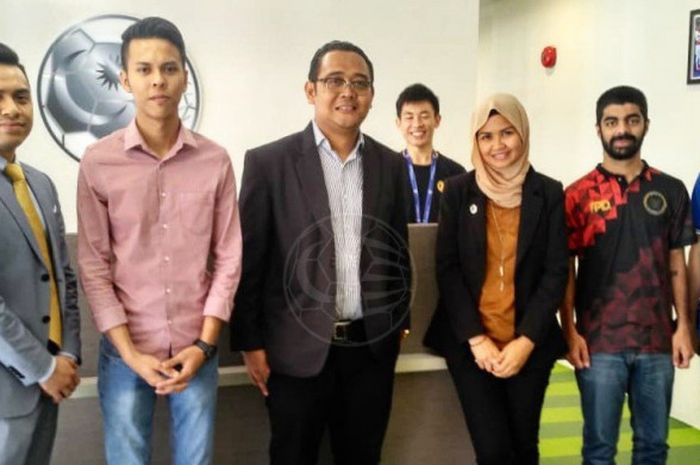 Media &amp; Public Relation Manager PT LIB, Hanif Marjuni Berfoto Bersama Unit Media Malaysian Football 