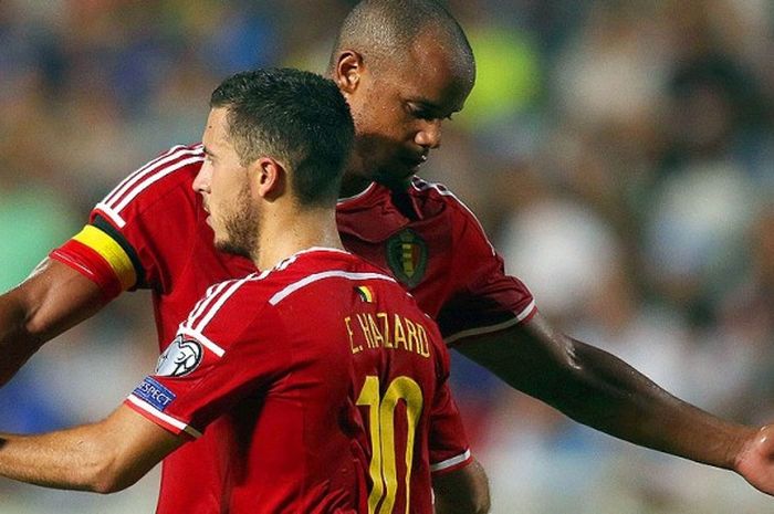   Eden Hazard merayakan gol dengan rekannya, Vincent Kompany, saat Belgia melawan Siprus di babak kualifikasi Euro 2016 di stadion Neo GSP, Nicosia, 6 September 2015.  