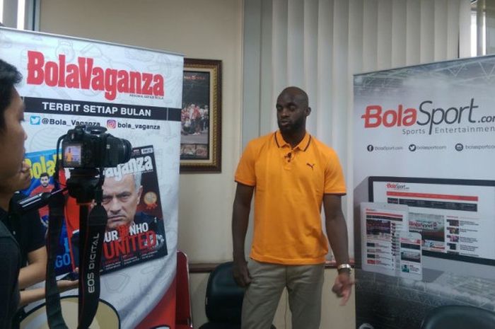 Gelandang Mitra Kukar, Mohamed Sissoko, pada sesi interview dengan wartawan BolaSport pada kunjungan ke kantor redaksi Tabloid BOLA di Palmerah Barat, Jakarta, pada Senin (9/10/2017).