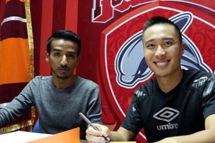 Fullback Arthur Irawan (kanan) saat diumumkan sebagai pemain baru Borneo FC, Jumat (18/8/2017).