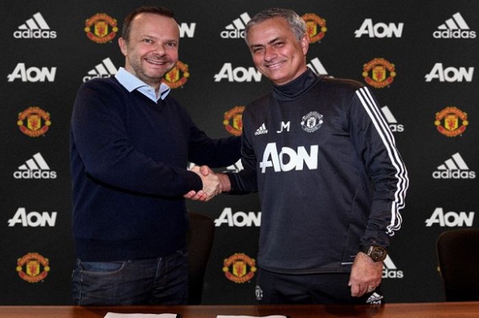 Ed Woodward dan Jose Mourinho bersalaman usai mengumumkan perpanjangan kontrak manajer Manchester United tersebut.