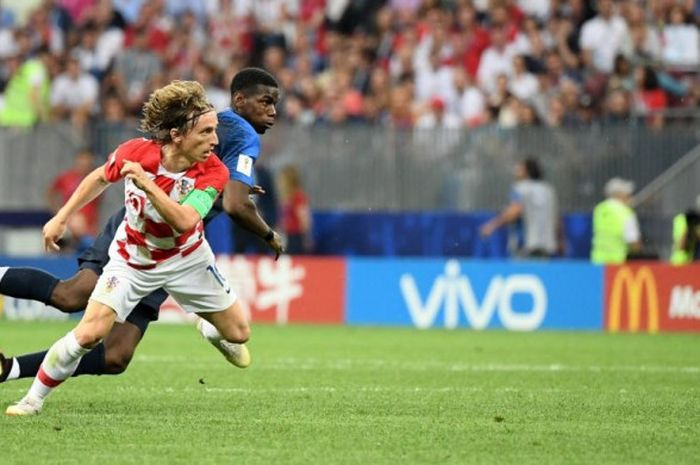  Luka Modric (depan) dan Paul Pogba berduel memperebutkan bola dalam laga final Piala Dunia 2018 Prancis vs Kroasia di Stadion Luzhniki, Moskow, 15 Juli 2018.  