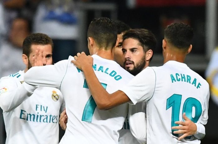 Gelandang Real Madrid, Isco (kedua dari kanan), merayakan gol yang dia cetak ke gawang Espanyol dalam laga Liga Spanyol di Stadion Santiago Bernabeu, Madrid, pada 1 Oktober 2017.