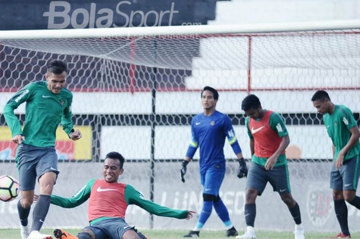 Rezaldi Hehanussa (kiri) berusaha meloloskan bola dari tekel Irfan Jaya dalam sesi latihan timnas U-23 Indonesia di Stadion Kapten I Wayan Dipta, Gianyar, Bali, Jumat (27/7/2018).