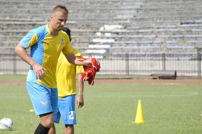 Pemain asing Persegres Gresik, Sasa Zecevic, saat menjalani sesi latihan bersama tim.