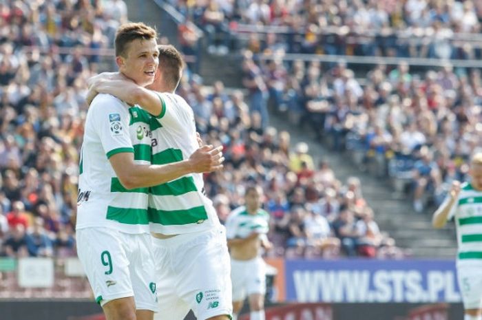 Pemain Lechia Gdansk, Patryk Lipski, merayakan gol yang ia cetak pada laga kontra Pogon Szczecin di Stadion Miejski im. Floriana Krygiera pada laga lanjutan ronde degradasi Liga Polandia pada Sabtu, 12 Mei 2018.