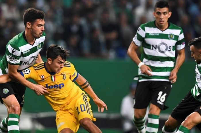 Pemain Sporting CP Andre Pinto (kiri) menjaga ketat pergerakan penyerang Juventus Paulo Dybala dalam partai Liga Champions di Stadion Jose Alvalade, Lisabon, 31 Oktober 2017. 