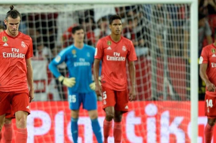      Gareth Bale (kiri) dan pemain lain Real Madrid menunjukkan ekspresi lesu seusai kebobolan gol ketiga Sevilla dalam laga Liga Spanyol di Ramon Sanchez Pizjuan, Sevilla, 26 September 2018. Faktortanpa Cristiano Ronaldo?    