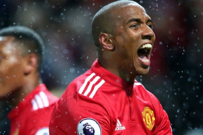 Kontrak Ashley Young  akan diperpanjang  satu tahun  oleh MU Senin,19/3/18