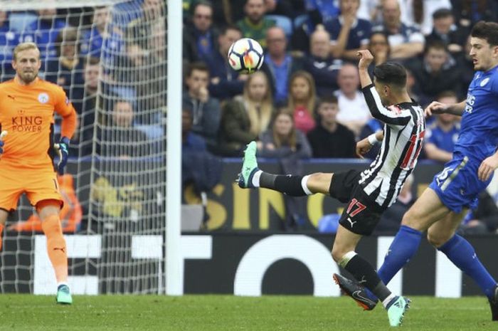 Penyerang Newcastle United, Ayoze Perez, melepas tembakan voli yang menembus gawang kiper Leicester, Kasper Schmeichel, pada laga Liga Inggris di Stadion King Power, Sabtu (7/4/2018).