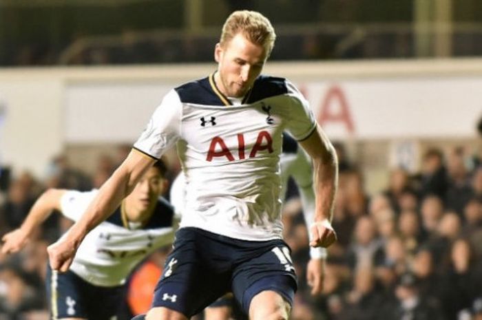 Eksekusi penalti bomber Tottenham Hotspur, Harry Kane, saat bersua Middlesbrough, pada lanjutan Premier League di Stadion White Hart Lane, London, Inggris, Sabtu (4/2/2017). 