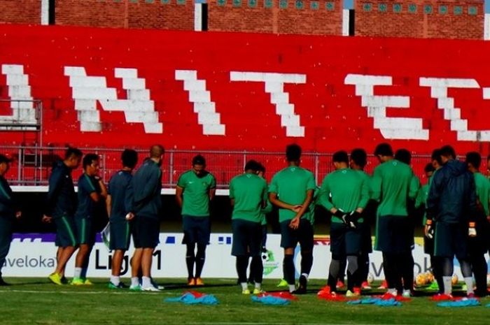 Timnas Indonesia U-22 berlatih di Stadion Kapten I Wayan Dipta, Selasa (23/5/2017).