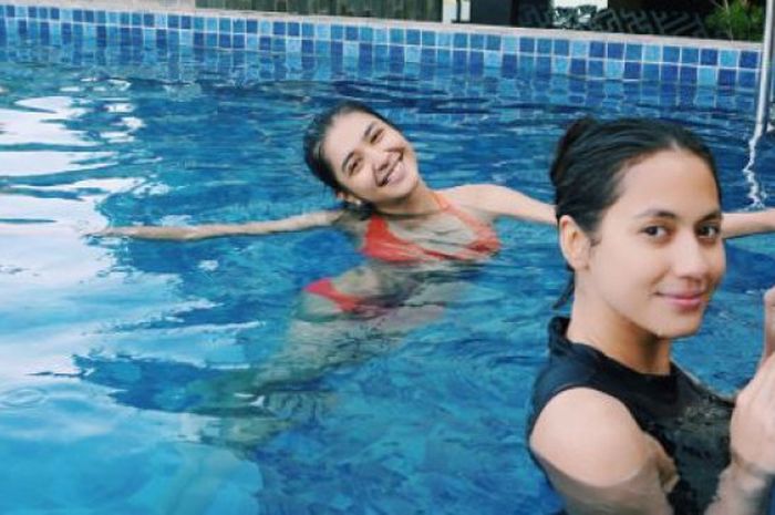 Pevita Pearce dan Mikha Tambayong berenang bersama