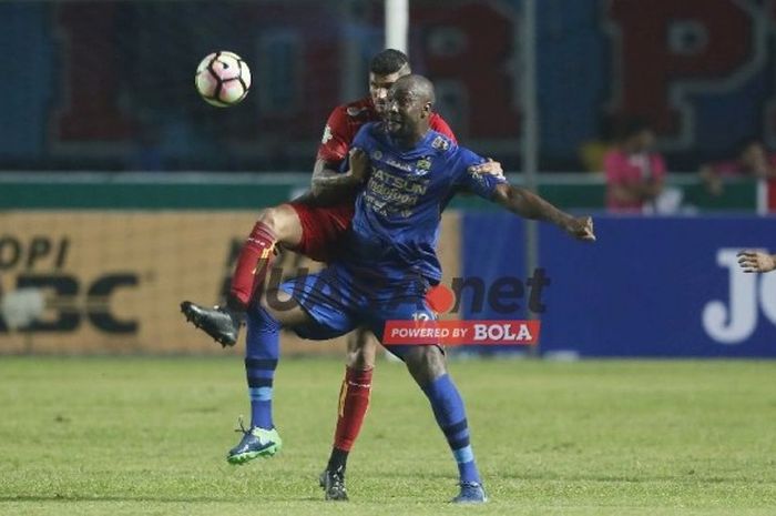  Penyerang anyar Persib Bandung, Carlton Cole, memperebutkan bola dengan bek Arema FC, Arthur Cunha, pada laga Liga 1 antara Persib dan Arema FC di Stadion Gelora Bandung Lautan Api, Sabtu (15/4/2017). 