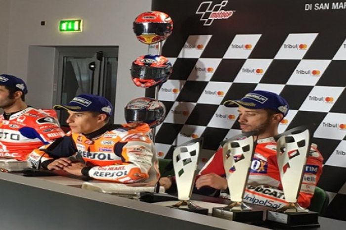 (dari kanan) Andrea Dovizioso, Marc Marquez, dan Danilo Petrucci menjalani sesi jumpa pers usai balapan MotoGP seri San Marino, Minggu (10/9/2017).