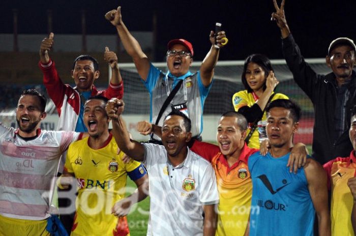 Ofisial dan pemain Bhayangkara FC saat merayakan Juara Liga 1 setelah menang atas Madura United di Stadion Bangkalan, Madura, Rabu (8/11/2017) malam.