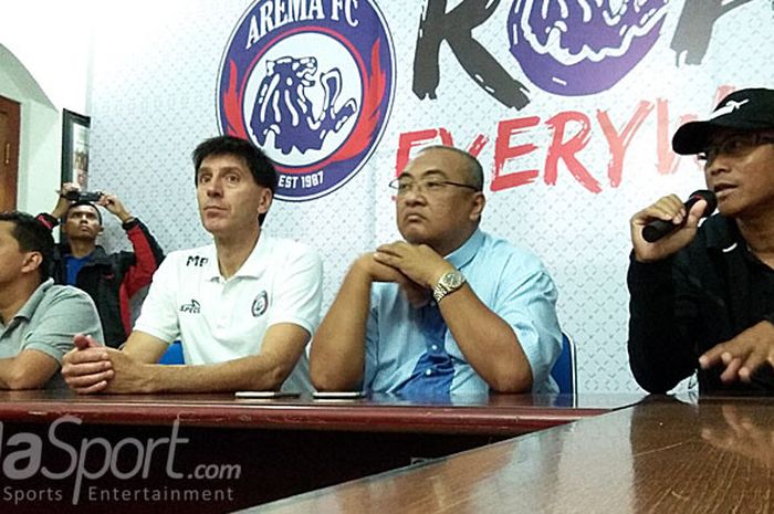 (Kiri-kanan) Media officer Arema Indonesia, Sudarmaji, asisten pelatih Milan Petrovic, general manager Arema FC, Ruddy Widodo,  dan pelatih Joko Susilo dalam sesi konferensi pers di kantor Arema FC, Kota Malang, pada (14/5/2818).