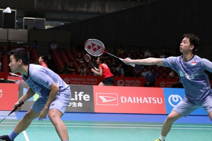 Pasangan ganda putra Indonesia, Marcus Fernaldi Gideon/Kevin Sanjaya Sukamuljo, saat menjalani laga melawan Kim Astrup/Anders Skaarup Rasmussen (Denmark) pada babak perempat final turnamen Jepang Terbuka di Tokyo Metropolitan Gymnasium, Jumat (22/9/2017). Marcus/Kevin menang dengan skor 21-19, 22-20.