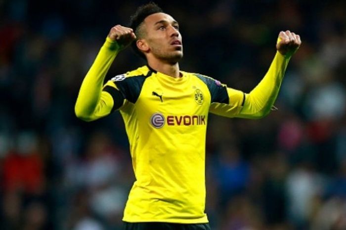 Penyerang Borussia Dortmund, Pierre-Emerick Aubameyang, usai beraksi dalam partai Liga Champions kontra Real Madrid di Santiago Bernabeu, Madrid, pada 7 Desember 2016.