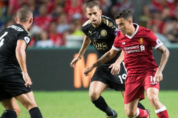 Aksi gelandang serang Liverpool, Philippe Coutinho (kanan), melewati dua pemain Leicester City dalam laga pramusim Premier League Asia Trophy di Hong Kong, 22 Juli 2017.