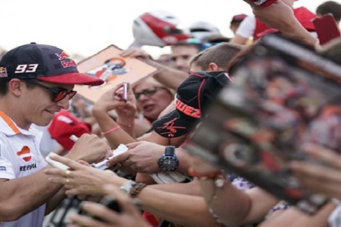 Marc Marquez saat menjumpai penggemarnya di Aragon.