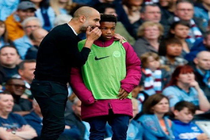 Pep Guardiola memberikan instruksi kepada anak gawang pada pertandingan Manchester City vs Crystal Palace, Sabtu (23/9/2017).