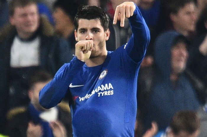 Penyerang Chelsea, Alvaro Morata, melakukan selebrasi setelah mencetak gol ke gawang Bournemouth pada laga perempat final Piala Liga Inggris di Stadion Stamford Bridge, Rabu (20/12/2017) waktu setempat.