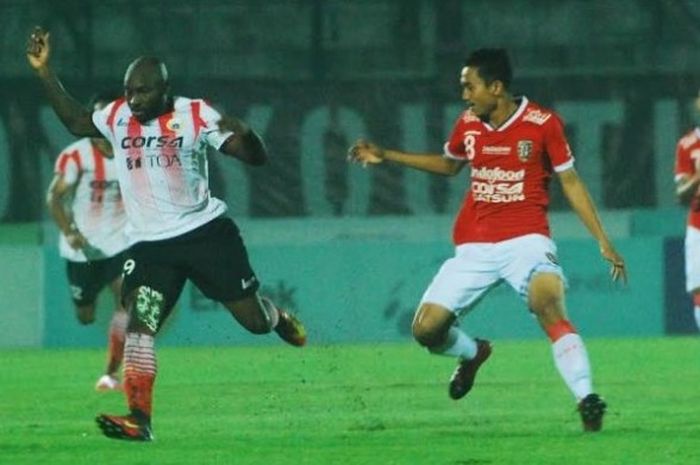 Bek Bali United, Ricky Fajrin (kanan) mengejar striker Persija, Emmanuel Kenmogne pada laga pamungkas kedua tim untuk TSC 2016 di Stadion Kapten I Wayan Dipta, Gianyar, Sabtu (17/12/2016). 