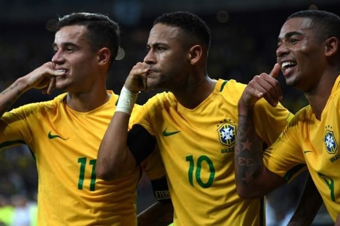 Philippe Coutinho (kiri), Neymar (tengah), dan Gabriel Jesus merayakan gol tim nasional Brasil ke gawang Argentina pada partai Kualifikasi Piala Dunia 2018 zona Amerika Selatan di Belo Horizonte, 10 November 2016.