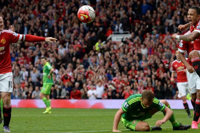 Pemain Manchester United, Memphis Depay (kanan), merayakan gol yang dia cetak ke gawang Sunderland dalam laga Liga Inggris di Stadion Old Trafford, Manchester, pada 26 September 2015.