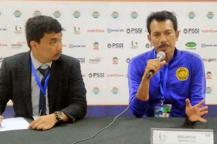 Pelatih timnas U-16 Malaysia, Raja Azlan Shah Raja So'ib (kanan) pada konferensi pers setelah laga kontra Laos.