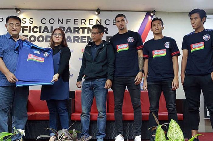 General manager Arema FC, Ruddy Widodo (kiri), berpose dengan Irma Prianti (kedua dari kiri), Consumer Activation Manager Corporate Marketing PT Indofood Sukses Makmur, pelatih Joko Susilo (ketiga dari kiri), dan pemain Arema FC saat sesi peresmian kerjasama pada Selasa (13/2/2018).