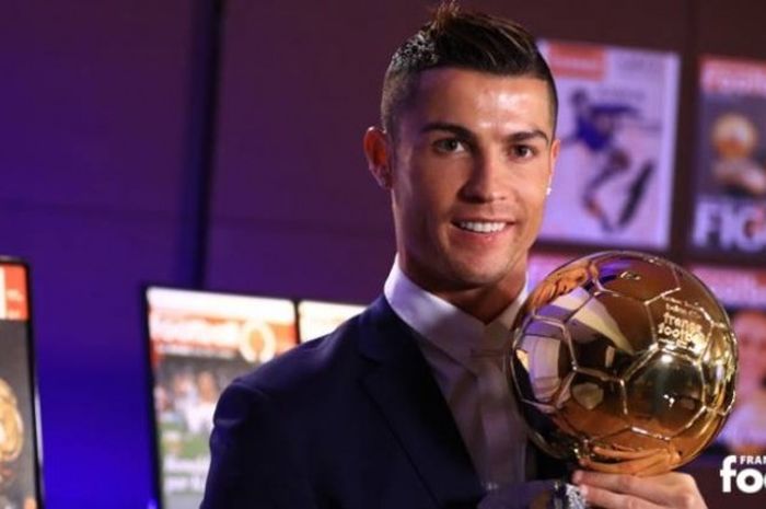 Megabintang Real Madrid, Cristiano Ronaldo, meraih gelar Ballon d'Or 2016.