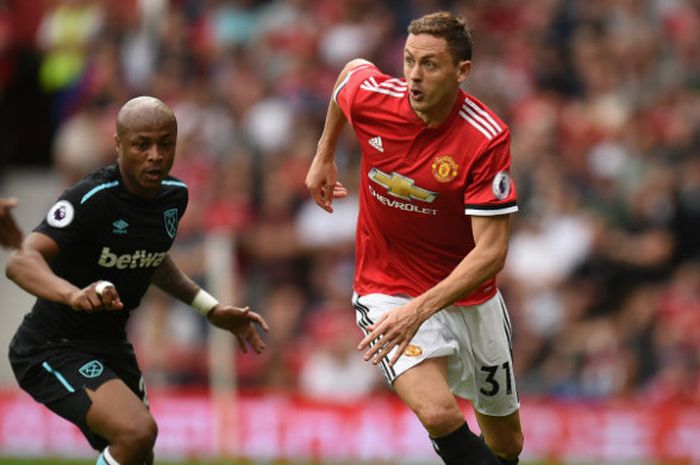 Gelandang manchester United, Nemanja Matic, dalam laga kontra West Ham United di Old Trafford, Minggu (13/8/2017)