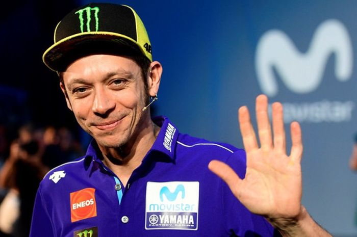     Pebalap MotoGP asal Italia, Valentino Rossi, melambaikan tangan ke arah fotografer pada sesi foto di presentasi resmi tim Movistar Yamaha MotoGP untuk musim balap 2018 di Matadero, Madrid, Spanyol, 24 Januari lalu.    