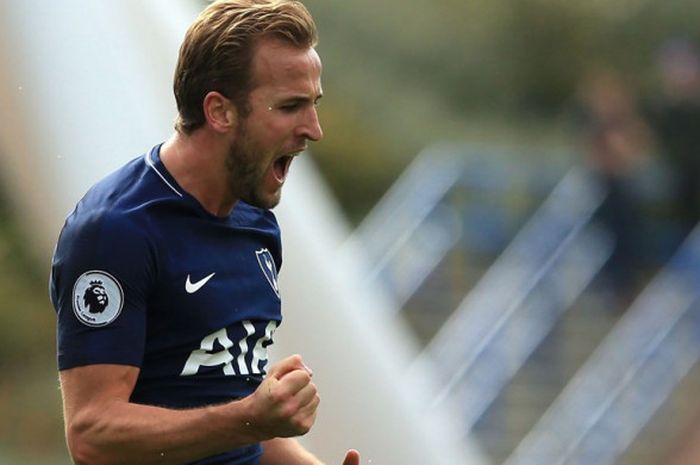 Ekspresi selebrasi striker Tottenham Hotspur, Harry Kane, setelah menjebol gawang Huddersfield Town dalam partai Liga Inggris di Stadion John Smith, 30 September 2017.