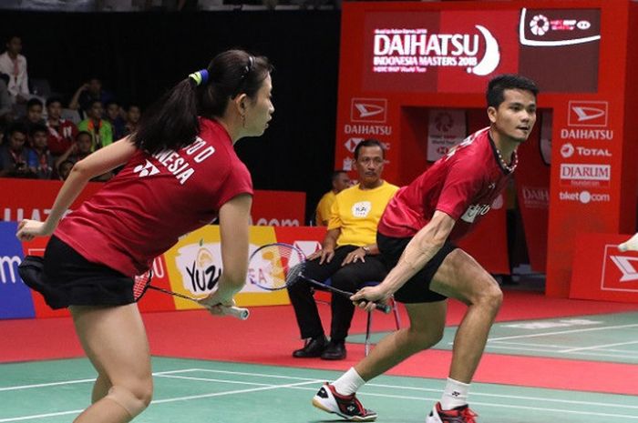 Pasangan ganda campuran Indonesia, Ricky Karanda Suwardi/Debby Susanto, mengembalikan kok ke arah Lee Chun Hei Reginald/Chau Hoi Wah (Hong Kong) pada babak pertama Indonesia Masters yang berlangsung di Istora Senayan, Jakarta, Selasa (23/1/2018).