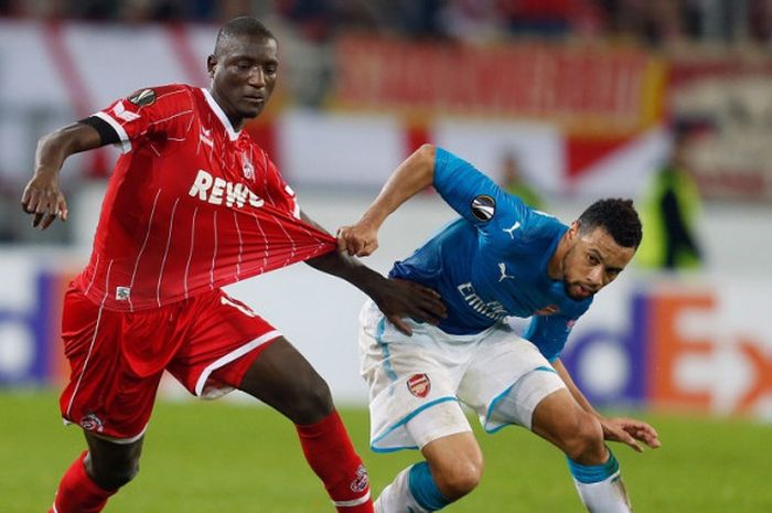 Striker FC Koeln, Sehrou Gurassy (kiri), berduel dengan gelandang Arsenal, Francis Coquelin, dalam laga Liga Europa di Stadion Koeln, Cologne, Jerman, pada 23 November 2017.