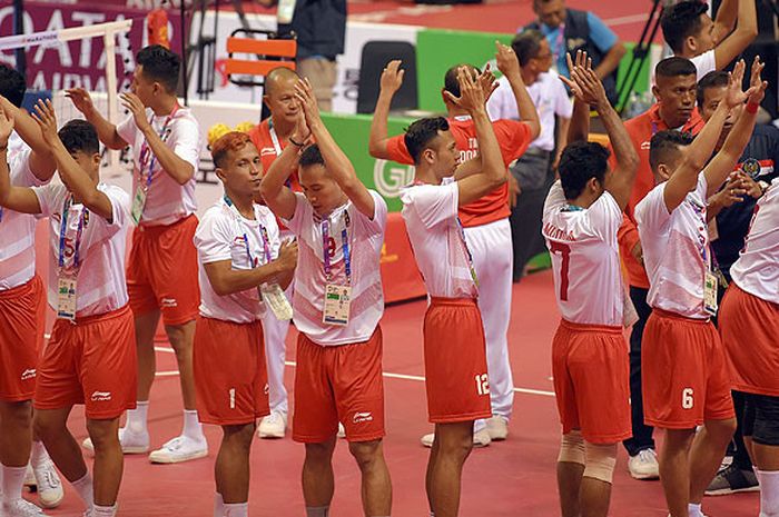 Pemain sepak takraw putra Indonesia memberikan penghormatan kepada penonton saat pertandingan penyisihan tim beregu putra cabang olahraga sepak takraw Asian Games 2018 di GOR Ranau, Jakabaring Sport City (JSC), Palembang, Sumatera Selatan, Senin (20/8/2018).