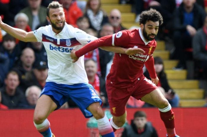 Penyerang Liverpool FC, Mohamed Salah (kanan), dijaga ketat oleh bek Stoke City, Eric Pieters, dalam partai Liga Inggris di Stadion Anfield, Liverpool, 28 April 2018.