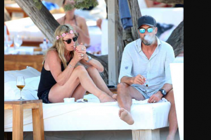 Juergen Klopp bersama sang istri Ulla Sandrock saat menikmati suasana pantai di Ibiza sambil merokok.