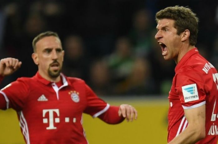 Ekspresi pemain FC Bayern Muenchen, Thomas Mueller (kanan), saat merayakan golnya bersama Franck Ribery dalam pertandingan melawan Borussia Moenchengladbach di pekan ke-25 Bundesliga di Stadion Borussia Park, Minggu (19/3/2017). 