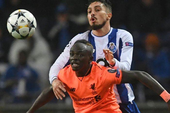 Aksi pemain Liverpool, Sadio Mane, pada laga  babak 16 besar Liga Champions melawan FC Porto di Stadion Do Dragao, Rabu (14/2/2018) waktu setempat.